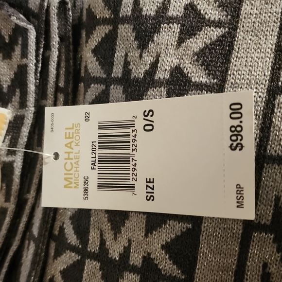 Michael Kors hat,gloves,and scarf set. - Picture 6 of 9